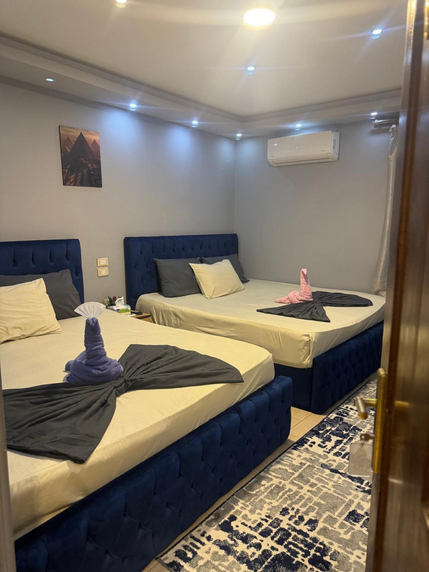 Pyramids Hills 3*